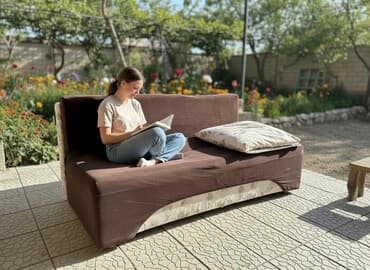 односпальный диван: Двуспальная кровать, Б/у, С мягкой обивкой, длина - 200 см — 1