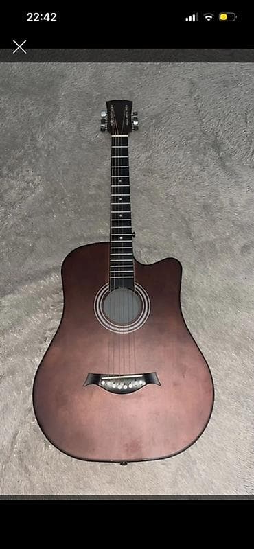 Акустическая гитара с вырезом (cutaway), форма корпуса — дредноут