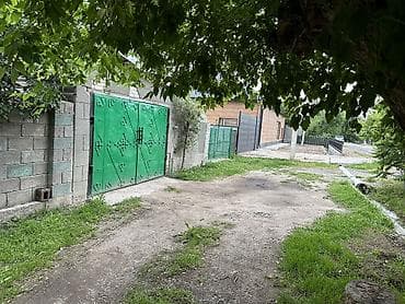 ош квартира сутичный: Продается дом с просторным двором и хозяйственными постройками. Перед — 2