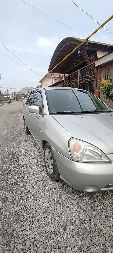 Компактный хэтчбек/седан B‑класса, салон серо‑чёрный, 5 мест — 10