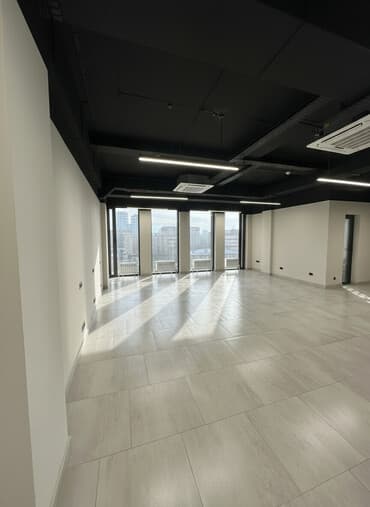 дом для банкета: Сдаю Офис, 76 м², В бизнес центре, С видом на горы, 1 линия, С отдельной кухней — 1