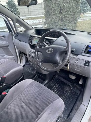 runx alex: Toyota Voxy, белый минивэн Кузов и дизайн: - Компактный однообъёмник — 7