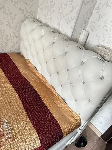 Шкафтар: Кровать белого цвета с камнями от спального гарнитура в хорошем — 1