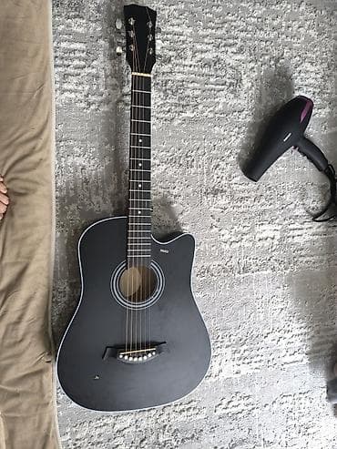 Акустическая гитара с вырезом (cutaway), матовый чёрный цвет. Гриф был