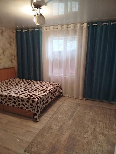 Уютная меблированная комната - Просторная комната с окном и плотными