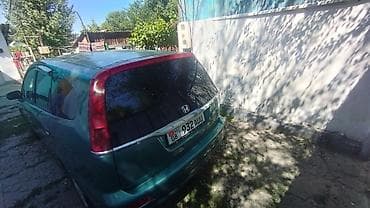 портер 2 салон: Honda Stream: 2001 г., 2 л, Механика, Бензин, Минивэн — 5