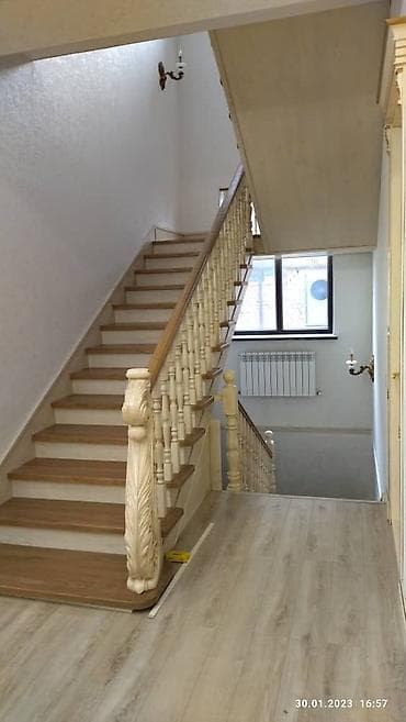 Деревянная лестница Для дома, Вид дерева: Дуб, Форма лестницы: Винтовая, Стиль: Классический