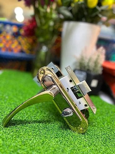 Набор дверной фурнитуры: ручки на планке с врезным замком. -