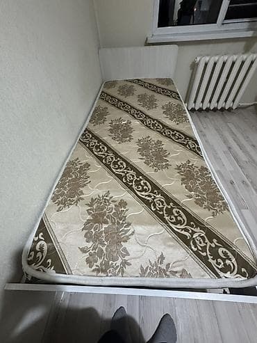 Кровати: Односпальная кровать, Б/у, С матрасом, длина - 195 см — 1