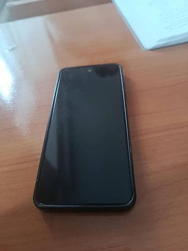 рамка фото: Смартфон с вырезом под фронтальную камеру по центру экрана и тонкими — 2