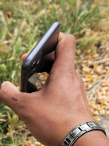 galaxy s19: IPhone 11, Б/у, 128 ГБ, Графит, Чехол, 72 % — 9