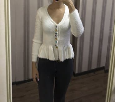 тёплая кофт кардиган: Продаю очень нежную кофту,есть в белом и в розовом цвете.Качество — 3