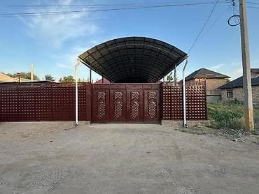 модульные контейнер: Продаётся частный дом с навесом и благоустроенным двором. Мебель — 8