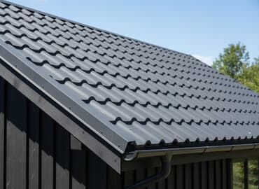 домик из одеял: Металлочерепица с волнистым профилем имитирует традиционную — 1