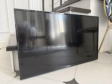 Телевизор Hisense, диагональ около 43–50". Узкие рамки, тонкий корпус