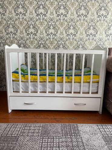 Продам детскую кроватку в нормальном состоянии, есть два матраса белый