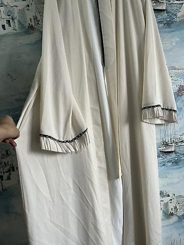 Элегантная накидка-абайя цвета айвори. - Свободный прямой крой, длина at lalafo.kg Элегантная накидка-абайя цвета айвори. - Свободный прямой крой, длина