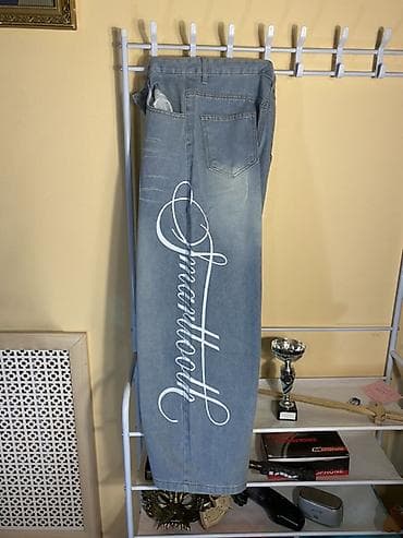 bootcut jeans: Свободные джинсы из светло-голубого денима, с боку Надпись, идеально — 4
