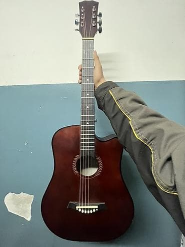 порожки: Акустическая гитара типа дредноут с вырезом (cutaway), 6 струн — 1