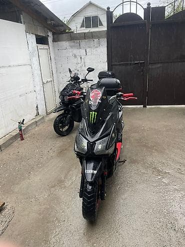 Спортивный скутер/максискутер в агрессивном стиле. Особенности: -