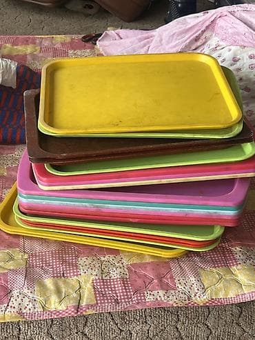 пластиковый поднос: Пластиковые подносы разных цветов и размеров — стопкой. Прямоугольная — 1