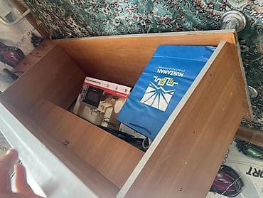 современные компьютерные столы: Компьютерный стол, С полками — 1