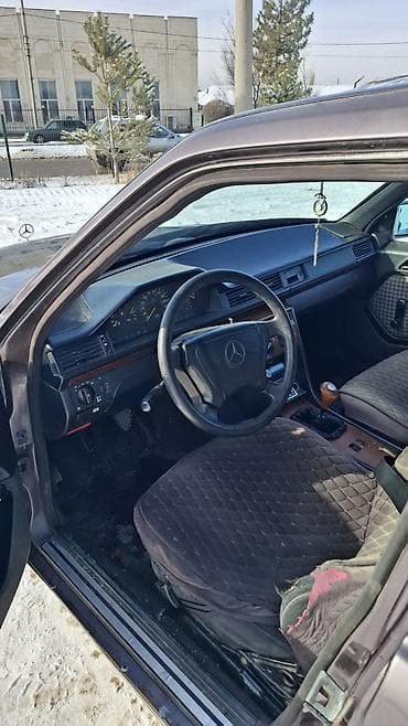 Mercedes-Benz W124: 1993 г., Седан — 7