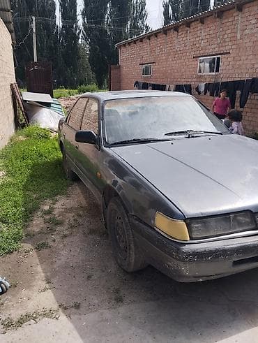 сидения на 210: Автомобиль седан, левый руль. Кузов темно‑серый, 4 двери. Передний — 2