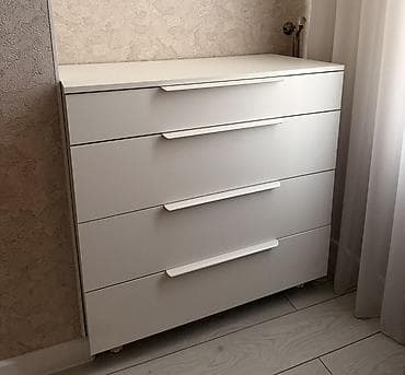 Минималистичный комплект мебели для спальни в белом цвете. Состав: -