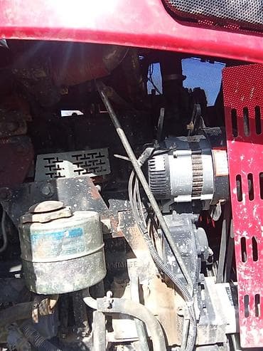 тягач фотон: Колесный трактор с кабиной, красный. Модель по маркировке на капоте — 3