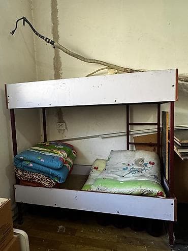 bunk bed: Двухъярусная металлическая кровать - Каркас: металлические стойки и — 1