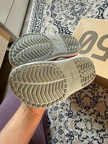 gruda sos: Детские сабо Crocs (серые) с ремешком и яркими джиббитсами: - — 4