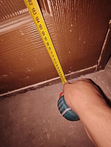 кобыла самка: Межкомнатная дверь коричневая, с рельефными панелями (овальная — 3