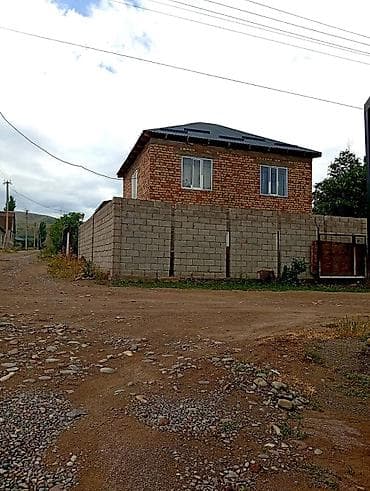 Продаётся двухэтажный кирпичный дом с высоким цоколем и ограждённым