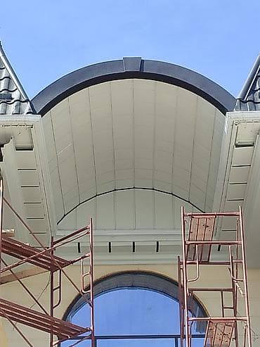 Вентилируемые софиты и декоративные потолочные панели для наружной