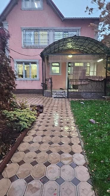 Просторный двухэтажный дом с мансардой и благоустроенным участком. -