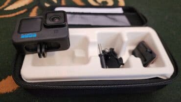 часы с экраном: Компактная экшн-камера GoPro черного цвета, предназначенная для съемки — 4