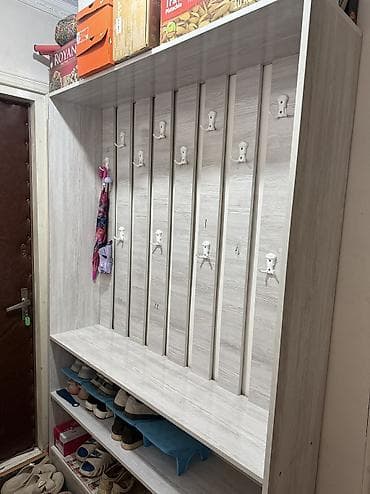 Прихожка в хорошем состоянии,без деффекта почти новая
