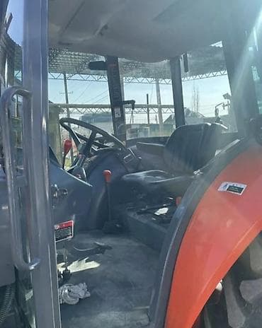 тракторы погрузчик: Трактор колесный с кабиной и навесным плугом - Марка/серия: на капоте — 3