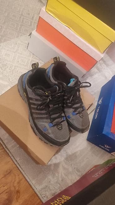 Ботинки: Треккинговые кроссовки серо‑черного цвета с синими акцентами — 1