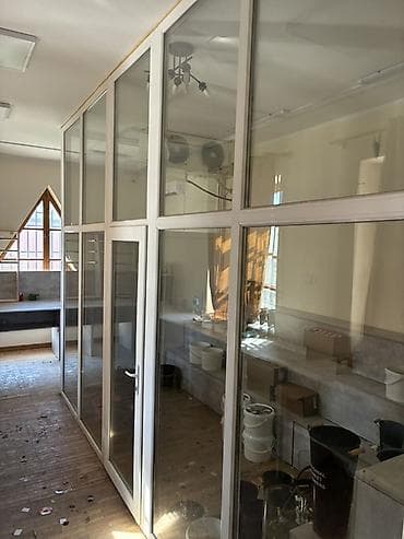 деревяные перегородки: Разборная офисная перегородка/кабинет из ПВХ-профиля и стекла - — 2