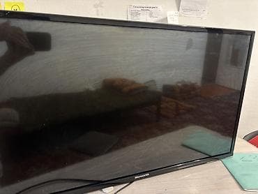 дисплей порт: Телевизор Skyworth, диагональ примерно 32–40". Тонкая рамка — 1