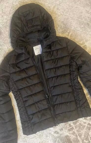 спортивные пуховики: Куртка с капюшоном, черная - Лёгкая утеплённая куртка с — 2