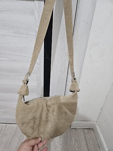 пирсинг пупка: Сумка-хобо/бананка из замши, бежевый цвет. Полукруглая форма с — 3