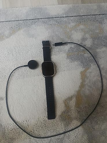 Смарт‑часы с круглой площадкой датчиков на задней крышке и магнитной