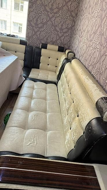 настольные часы с будильником: Кухонный уголок с обеденным столом и табуретами . 6000сом 
Г.Ош — 4
