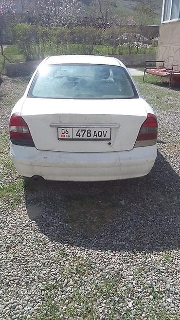 аранда авто: Белый седан среднего класса. Кузов: - 4 двери, багажник с наружной — 3