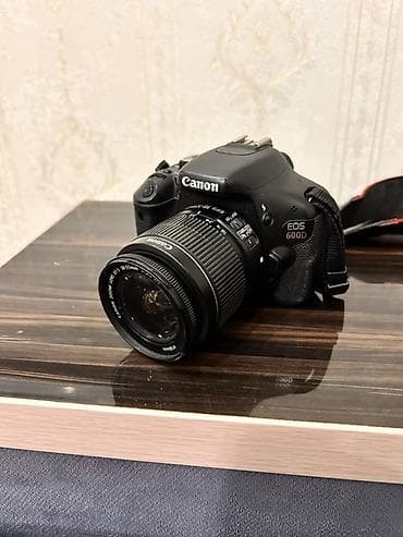 Зеркальная камера Canon EOS 600D с комплектным объективом Canon Zoom