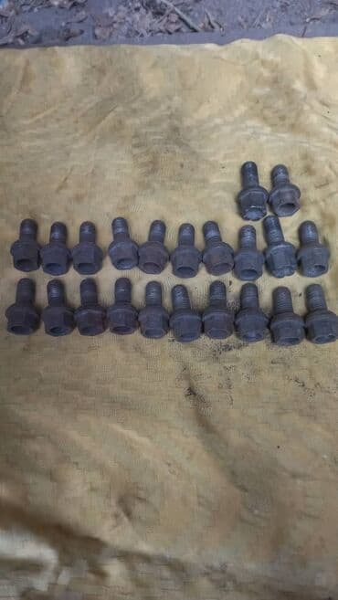 набор ключей в чемодане цена: Продаю комплект болтов на Мерседес, 22 шт, короткие, на 17 головку — 4