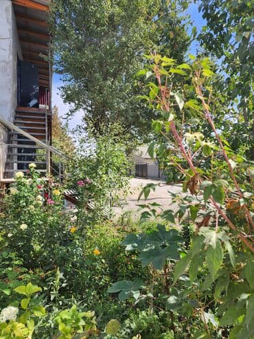 сдаю частный дом в бишкеке: Сдается 2х комнатная квартира на 2ом этаже с балконом и небольшой — 1